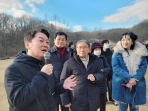 Ahn Cheol-soo Instagram - 오늘 분당의 율동공원에서 맨발걷기가족대회를 했습니다.
황토길 일부에 비닐 하우스를 설치해서 많은 시민분들이 가족들과 함께 즐거운 시간을 보냈습니다.

#성남시 #분당구 #율동공원 #황토길 #맨발걷기대회