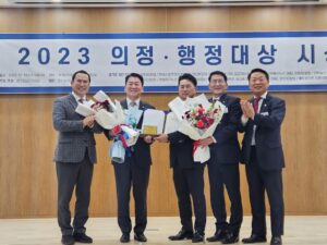 Ahn Cheol-soo Instagram - '분당 주민 여러분 덕에 뜻깊은 상을 받았습니다.' 🏆

경기도일간기자단 창립3주년 2023년 의정행정대상 시상식에서 '자치분권 발전 특별상'을 받았습니다.

늘 주민의 곁에서 분당판교의 발전을 위해 힘써온 나날을 알아주신 것 같아 감사한 마음입니다.

오늘 받은 이 상은 항상 힘이 되어주시는 주민 여러분과 함께 받는 상이라 생각하고 앞으로도 최선을 다하겠습니다.🔥🔥🔥

#경기도일간기자단 #의정행정대상 #자치분권 #특별상 #안철수