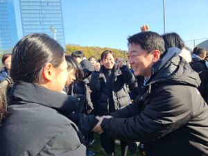 Ahn Cheol-soo Instagram - '성남시의 골 때리는 그녀들' ⚽🏃🏻‍♀️

2023 성남FC 위민스컵 대회가 성대한 막을 열었습니다. 

12개팀, 무려 300여 명이 참가한 이번 대회에서 성남시 여성축구의 뜨거운 열정을 느낄 수 있었습니다. 🔥🔥

모쪼록 오늘 참석하신 선수분들 모두 부상없이 대회 마치시길 바랍니다.

#성남FC #위민스컵 #여성축구 #안철수