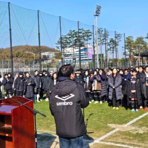 Ahn Cheol-soo Instagram - '성남시의 골 때리는 그녀들' ⚽🏃🏻‍♀️

2023 성남FC 위민스컵 대회가 성대한 막을 열었습니다. 

12개팀, 무려 300여 명이 참가한 이번 대회에서 성남시 여성축구의 뜨거운 열정을 느낄 수 있었습니다. 🔥🔥

모쪼록 오늘 참석하신 선수분들 모두 부상없이 대회 마치시길 바랍니다.

#성남FC #위민스컵 #여성축구 #안철수