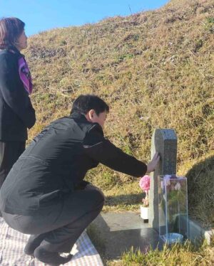 Ahn Cheol-soo Instagram - 장인 어르신께 인사드리러 여수에 다녀왔습니다.
겨울에 접어드는 때인데도 산소 주변에 들꽃들이 아름답게 피어 있었습니다.

#여수 #처가 #장인 #성묘