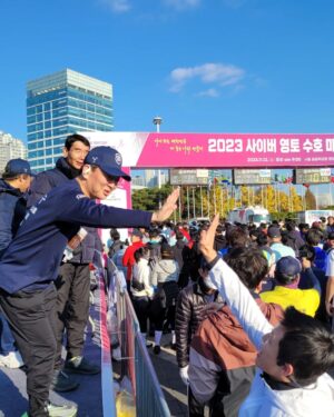 Ahn Cheol-soo Instagram - '2023 사이버 영토 수호 마라톤대회!'

2주 전 춘천마라톤 풀코스 완주를 하고, 오늘은 올림픽공원에서 열린 '2023 사이버 영토 수호 마라톤대회'에 참가했습니다.
🏃🏻🏃🏻‍♂️🏃🏻‍♀️ 

영하의 추운 날씨였지만 함께하는 시민 여러분께서 반갑게 맞이해주셔서 따뜻한 마음으로 달릴 수 있었습니다.😊

추운 날씨에 늘 부상 없이 건강하게 달리시길 바라며, 다음 마라톤 대회 때 또 뵙겠습니다. 

#올림픽공원 #사이버영토수호 #마라톤 #완주 #안철수