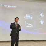Ahn Cheol-soo Instagram - '대한민국의 지속가능성을 위한 지역균형발전' 한국공공자치연구원에서 주최한 제20기 지역정책연구포럼에 참석해 강연을 하고 왔습니다. 미중패권 경쟁이라는 격동 속에서 우리나라 또한 저출생, 고령화로 지속가능성에 적신호가 켜졌습니다. 특히 지역불균형 문제는 인구문제, 그리고 연금문제를 거쳐 국가재정고갈로 이어져 나라의 큰 위기를 초래할 것입니다. 오늘 이 자리가 더 많은 분들이 지역균형발전의 중요성을 인식하고 행동하게 되는 전환점이 되길 바랍니다. #지역균형 #지속가능성 #한국공공자치연구원 #안철수 공군회관