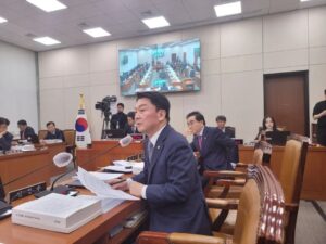 Ahn Cheol-soo Instagram - '경제, 안보, 과학기술 융합 시대!'

미중 과학기술 패권 전쟁으로 경제와 안보, 과학기술이라는 세 가치가 융합되고 있는 지금, 그 어느 때보다 외교부 장관의 책임은 막중합니다.

이에 오늘 국회에서 열린 조태열 외교부 장관 후보자의 인사청문회를 통해 우리 정부가 미국 대선, 중국의 자원 무기화 등 거대 이슈에 어떻게 대비하고 있는지 철저히 검증하였습니다.

저 또한 국회 외교통일위원회 여당위원으로서 우리나라가 가치와 실리 두 마리의 토끼를 잡는 외교를 할 수 있도록 최선을 다하겠습니다.

#조태열 #외교부장관 #인사청문회 #안철수