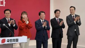 Ahn Cheol-soo Instagram - '2024, 함께 가면 길이 됩니다.' 

2024 국민의힘 경기도당 신년인사회에 참석했습니다. 
새해를 맞아 다가오는 총선 승리를 위해 경기도당에서 결속을 다졌습니다.

이번 총선에서 수도권이 얼마나 중요한지는 몇 번을 강조해도 부족함이 없습니다.

앞으로 수도권 중진의원으로서 총선 승리를 위해 국민 여러분께 말보단 행동으로 보여드리는 정치를 하겠습니다.

#2024 #국민의힘 #경기도당 #신년인사회