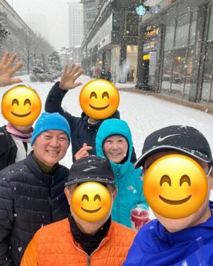 Ahn Cheol-soo Instagram - 눈 많이 오는 12월 30일 토요일 오전에 서울대 전•현직 교수들과 함께 뚝섬에서 잠수교까지 왕복해서 18km 정도를 달렸습니다.
저도 서울대 융합과학대학원 정교수 출신이어서 모임의 정식 멤버입니다.
모두들 따뜻하고 화목한 새해 되시기 바랍니다.