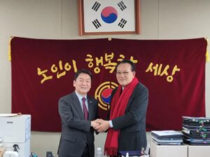 Ahn Cheol-soo Instagram - '어르신들이 행복한 세상을 만들겠습니다'

대한노인회 김호일 회장님을 찾아 뵈었습니다.

유독 추운 날씨가 계속되고 있어서 어르신들 건강이 더욱 걱정입니다.

우리 사회의 발전을 위해 고생하신 어르신들께서 건강하고 행복하게 지내실 수 있도록, 국회의원으로서 최선을 다하겠습니다.

#대한노인회 #김호일회장 #건강 #행복 #안철수