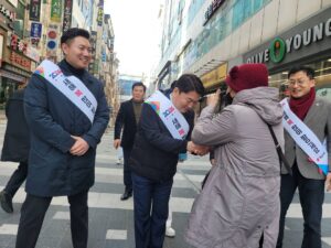 Ahn Cheol-soo Instagram - '분당판교 주민 여러분! 안전한 귀성길 되십시오!' 

성남버스터미널과 야탑 주변 상권을 돌아보며 주민 여러분께 새해 인사를 드리고, 연휴에도 고생하시는 소방관분들을 찾아 뵙고 감사의 마음을 전했습니다. 

음식 준비로 떠들썩한 거리와 바삐 오가는 귀성객분들을 만나 뵈니 명절 분위기가 물씬 느껴집니다. 

주민 여러분께서 부담 없이 풍족한 명절을 보내실 수 있도록 늘 지역경제와 물가안정에 힘쓰겠습니다.

#귀성길 #명절 #새해 #인사 #안철수