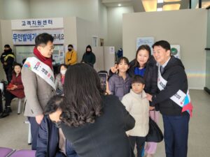 Ahn Cheol-soo Instagram - '분당판교 주민 여러분! 안전한 귀성길 되십시오!' 

성남버스터미널과 야탑 주변 상권을 돌아보며 주민 여러분께 새해 인사를 드리고, 연휴에도 고생하시는 소방관분들을 찾아 뵙고 감사의 마음을 전했습니다. 

음식 준비로 떠들썩한 거리와 바삐 오가는 귀성객분들을 만나 뵈니 명절 분위기가 물씬 느껴집니다. 

주민 여러분께서 부담 없이 풍족한 명절을 보내실 수 있도록 늘 지역경제와 물가안정에 힘쓰겠습니다.

#귀성길 #명절 #새해 #인사 #안철수