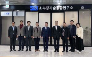 Ahn Cheol-soo Instagram - '판교테크노벨리를 이끄는 주역들!'

오늘은 판교 소부장기술융합연구소와 경기창조경제혁신센터에 각각 방문해 대한민국 경제의 미래에 대한 이야기를 나누었습니다.
그리고 판교 컨텐츠 거리조성사업 현장을 둘러 보았습니다.

얼어붙은 경제회복을 위해선 소기업이 중견기업으로, 중견기업이 대기업으로 성장할 수 있는 토양을 하루 빨리 갖춰야 합니다.

허허벌판이었던 판교에 처음 안랩을 세운 그 마음으로,
늘 기업인 여러분 곁에 함께 하겠습니다.

#판교 #테크노벨리 #스타트업 #성장 #안철수