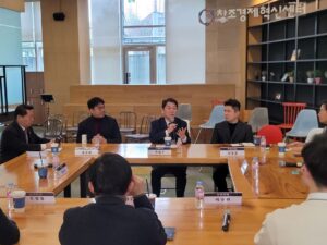 Ahn Cheol-soo Instagram - '판교테크노벨리를 이끄는 주역들!'

오늘은 판교 소부장기술융합연구소와 경기창조경제혁신센터에 각각 방문해 대한민국 경제의 미래에 대한 이야기를 나누었습니다.
그리고 판교 컨텐츠 거리조성사업 현장을 둘러 보았습니다.

얼어붙은 경제회복을 위해선 소기업이 중견기업으로, 중견기업이 대기업으로 성장할 수 있는 토양을 하루 빨리 갖춰야 합니다.

허허벌판이었던 판교에 처음 안랩을 세운 그 마음으로,
늘 기업인 여러분 곁에 함께 하겠습니다.

#판교 #테크노벨리 #스타트업 #성장 #안철수