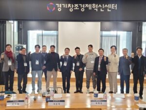 Ahn Cheol-soo Instagram - '판교테크노벨리를 이끄는 주역들!'

오늘은 판교 소부장기술융합연구소와 경기창조경제혁신센터에 각각 방문해 대한민국 경제의 미래에 대한 이야기를 나누었습니다.
그리고 판교 컨텐츠 거리조성사업 현장을 둘러 보았습니다.

얼어붙은 경제회복을 위해선 소기업이 중견기업으로, 중견기업이 대기업으로 성장할 수 있는 토양을 하루 빨리 갖춰야 합니다.

허허벌판이었던 판교에 처음 안랩을 세운 그 마음으로,
늘 기업인 여러분 곁에 함께 하겠습니다.

#판교 #테크노벨리 #스타트업 #성장 #안철수