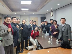 Ahn Cheol-soo Instagram - ‘여러분과 함께 만들어나가겠습니다.’

작년 12월, 제가 대표발의한 ‘노후신도시 특별법’이 본회의를 통과하면서, 분당·판교가 1기 미래도시로 나아가는 중요한 계기가 되었습니다.

이에 오늘은 주민분들의 의견을 반영하는 재건축 사업 진행을 위해, 아파트 입주자 대표분들을 만나 현안을 듣고 이야기를 나누었습니다.
 
앞으로도 우리 주민 여러분과 함께 분당·판교가 살기 좋은 도시로 거듭날 수 있도록 최선을 다하겠습니다.

#노후신도시특별법 #분당판교 #재건축 #안철수