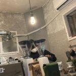 Ahn Dong-gu Instagram - 핸드드립으로 직접 커피 내려주는 커플 신발 신은 사장님. 다정한 사장님이 있는 '커피드니로' 다들 가보셔서 커피 맛 보고 오세요.. 진짜 힐링되는 공간🤠☕ (마포구효창원로251) @coffee_deniro