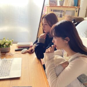 Ahn Sol-bin Instagram - 💻👀❓ #아이돌더쿱 #jtbc드라마 #아이돌 #월화드라마 밤11시