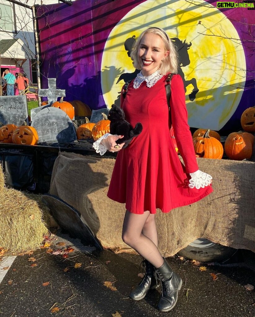Aimee La Joie Instagram - Now that the strike has ended I can post my Halloween costume! Sabrina & Salem 🐈‍⬛ #halloween #aimeelajoie #lydiadeetz