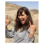 Aina Clotet Instagram – Esta foto fue tomada en Marruecos, justo después de que diéramos por buena la última toma de “Esto no es Suecia” y sintiera que, literalmente, había subido el Everest. Rodeada del mejor equipo, había conseguido co-dirigir, protagonizar y co-producir una serie que me había llevado mucho tiempo. Todavía faltaba toda la pospo (y no sabía todavía lo dura y exigente que sería 😅), así que estaba pletórica. 

Y con esta emoción me despido del 2023, un año que también ha sido marcado por otros proyectos con los que me siento profundamente agradecida. He trabajado con grandes directoras y directores que me han inspirado mucho y he podido hacer realidad un proyecto al cual llevaba muchos años poniéndole mucho de amor, trabajo y dedicación, @noessuecia. Así que gracias de todo corazón a tanta gente bonita que me ha ayudado y con la que me he cruzado el 2023.🥹

Y la última foto es para dar las gracias en especial al team @funicularfilms. Mi casa creativa, mi familia profesional. Love u.

Que el 2024 nos lleve mucha salud, amor y creatividad! ⭐️

——

Aquesta foto és al Marroc, just desprès que donéssim per bona l’última presa d’ “Això no és Suècia” i sentís que, literalment, havia pujat l’Everest. Envoltada del millor equip, havia aconseguit co-dirigir, protagonitzar i co-produir una sèrie que m’havia portat molt de temps. Encara faltava tota la pospo (i no sabia encara com de dura i exigent seria 😅), així que estava pletòrica.

I amb aquesta emoció m’acomiado del 2023, un any que també ha estat marcat per altres projectes pels quals em sento profundament agraïda.

He treballat amb grans directores i directors que m’han inspirat molt i he pogut fer realitat un projecte al qual portava molts anys posant-li molt d’amor, feina i dedicació, @noessuecia. Així que gràcies de tot cor a tanta gent bonica que m’ha ajudat i amb la que mhe creuat el 2023.🥹

I la última foto és per donar les gràcies en especial al team @funicularfilms. La meva casa creativa, la meva família professional. Love u molt.

Que el 2024 ens porti molta salut, amor i creativitat! ⭐️