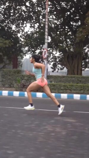 Aishwarya Krishnan Instagram - Knee-Drive, my fav kinda drive 🏃‍♀️ 

Some Bts from yesterday’s shoot! 

VC: @defocus.diary 

.
.
.
.
.
.
.
.
.
.
#reels #reelsinstagram #reelitfeelit #fitnessreels #run #sprint #kneedrive #speed #strength #womenfitness #personaltrainer #nikerunning #thickthighlife #kolkatafitness #thestrengthsquad_by_aishwarya