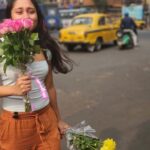 Aishwarya Krishnan Instagram - @ar_mo54 just catching me candid in The City Of Joy! 💕 #kolkata #cityofjoy #kolkataphotography #instapic #instagood #prettyflowers Kolkata - The City of Joy