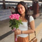 Aishwarya Krishnan Instagram - @ar_mo54 just catching me candid in The City Of Joy! 💕 #kolkata #cityofjoy #kolkataphotography #instapic #instagood #prettyflowers Kolkata - The City of Joy