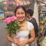 Aishwarya Krishnan Instagram - @ar_mo54 just catching me candid in The City Of Joy! 💕 #kolkata #cityofjoy #kolkataphotography #instapic #instagood #prettyflowers Kolkata - The City of Joy