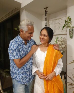 Aishwarya Narkar Instagram - 28yrs of togetherness ❣️🫰🥹

#aishwaryanarkar #avinashnarkar #couple #instagram #family