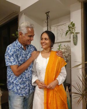 Aishwarya Narkar Instagram - 28yrs of togetherness ❣️🫰🥹

#aishwaryanarkar #avinashnarkar #couple #instagram #family