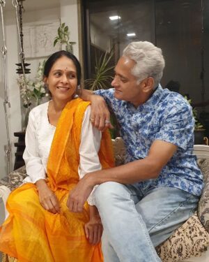 Aishwarya Narkar Instagram - 28yrs of togetherness ❣️🫰🥹

#aishwaryanarkar #avinashnarkar #couple #instagram #family