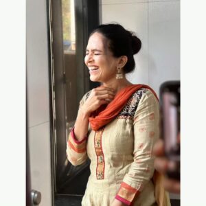 Aishwarya Narkar Instagram - Laugh out loud.....and see the magic🤭....

P.c. none other than @titeekshaatawde ❤️

#aishwaryanarkar #candid#real#instgram #instapost #instafashion #festival #viral h