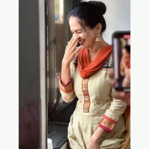 Aishwarya Narkar Instagram - Laugh out loud.....and see the magic🤭....

P.c. none other than @titeekshaatawde ❤️

#aishwaryanarkar #candid#real#instgram #instapost #instafashion #festival #viral h