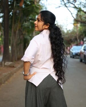 Aishwarya Narkar Instagram - Just flaunting ...🫰

Shirt @gazillion.in 

Hair @chanda.pawar.9862
❤️❤️

P.c. @kadamvishal48 ..❤️thank you

#aishwaryanarkar #oversizedshirt #style#brand#linen #instafashion #instagram
