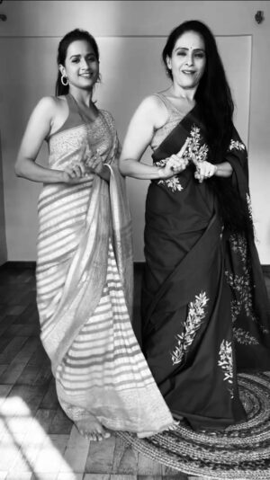 Aishwarya Narkar Instagram - 🩷💙..!! 
Thanks to POV’s…!! 
😝 @aishwarya.narkar thanks for making things simple. 😘

V.c @ashayrtulalwar 😘
Aishwarya’s saree : @shalaka_s 😍
Ashwini’s saree : @soul_emporium 😍

#sareelove #sareelover #flaunting #dancers #actors #reelmakers #blessed #blessedsoul #viralvideos #viralreels #trendingreels #marathiactress #actress #ashwinikasar