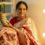 Aishwarya Narkar Instagram - मिरासी चं पहिलं गाणं देखणी आजपासून आपण रोज एका 'देखणीला' dedicate करतोय! आणि याची सुरुवात ऐश्वर्यांजींपासून!! गेल्या कित्येक वर्षांपासून त्या प्रेक्षकांच्या मनावर राज्य करतायत! आणि या कित्येक वर्षांच्या प्रवासात त्यांचं सौंदर्य मात्र जसच्या तसं किंबहूना आणखी मुरलेलं! त्यांच्या या कार्याला आणि सौंदर्याला 'देखणी' चा सलाम!!! Follow- @miraasistudios #marathisongs #marathi #marathimulgi #aishwaryanarkar #beautiful #dekhanisong #dedicated #marathisaundrya #DekhaniFans #dekhani #Newsong #MichtiDekhani #michtidekhanichallenge
