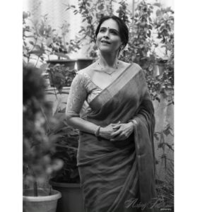 Aishwarya Narkar Instagram - only  uljhan...♥️
📸❤️@ashayrtulalwar 
#aishwaryanarkar #monochromatic #sareestyling #fashion #style #instapost #instagram