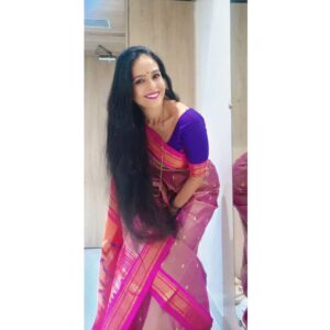 Aishwarya Narkar Instagram - ....❤️❤️

📸❤️.. the only me..

#aishwaryanarkar #sareestyling #paithanisaree #openhair #style #fashion #instafamily #zeemarathi