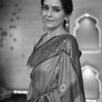 Aishwarya Narkar Instagram - .... 🖤🤍💕 #aishwaryanarkar #sareestyling #sareelove #monochromatic #instafashion #instafamily #instapost #instagram
