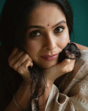 Aishwarya Narkar Instagram - Thank you @ashayrtulalwar  for these beautiful clicks...💕

#aishwaryanarkar #eyes#eyescantalk #instafashion #instagram