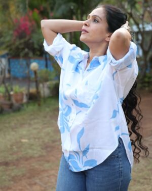 Aishwarya Narkar Instagram - Keepin' it cute in this shirt....

Shirt @gazillion.in ❤️

Hair @chanda.pawar.9862 
P.c. @kadamvishal48

#aishwaryanarkar #shirts #cotton #pure#fashion #style#instafashion #instagram