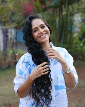 Aishwarya Narkar Instagram - Keepin' it cute in this shirt....

Shirt @gazillion.in ❤️

Hair @chanda.pawar.9862 
P.c. @kadamvishal48

#aishwaryanarkar #shirts #cotton #pure#fashion #style#instafashion #instagram