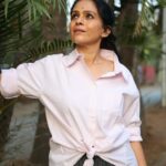 Aishwarya Narkar Instagram - Just flaunting ...🫰 Shirt @gazillion.in Hair @chanda.pawar.9862 ❤️❤️ P.c. @kadamvishal48 ..❤️thank you #aishwaryanarkar #oversizedshirt #style#brand#linen #instafashion #instagram