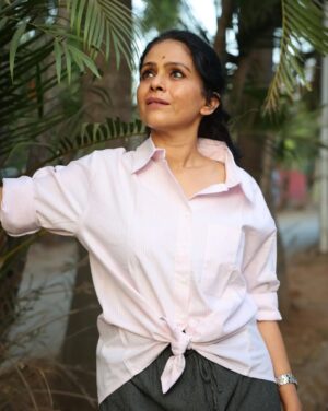 Aishwarya Narkar Instagram - Just flaunting ...🫰

Shirt @gazillion.in 

Hair @chanda.pawar.9862
❤️❤️

P.c. @kadamvishal48 ..❤️thank you

#aishwaryanarkar #oversizedshirt #style#brand#linen #instafashion #instagram