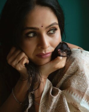 Aishwarya Narkar Instagram - Thank you @ashayrtulalwar  for these beautiful clicks...💕

#aishwaryanarkar #eyes#eyescantalk #instafashion #instagram