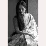 Aishwarya Narkar Instagram - ..... 📸♥️@ashayrtulalwar #aishwaryanarkar #monochromatic #sareefashion #sareelove #brands#instafashion #instagram