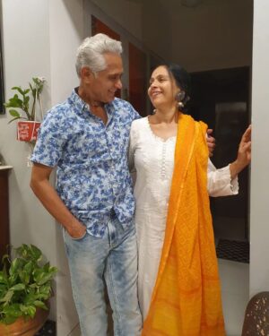 Aishwarya Narkar Instagram - 28yrs of togetherness ❣️🫰🥹

#aishwaryanarkar #avinashnarkar #couple #instagram #family