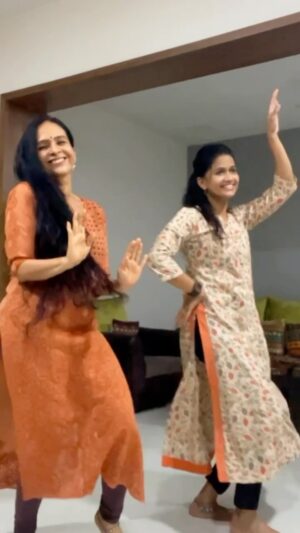 Aishwarya Narkar Instagram - 🧡🧡..!! 
Do what makes you happy..!! Because Happiness is contagious…!! Agreed @aishwarya.narkar ?!? 

#réel #reellife #southindian #southindiandance #instagram #dancingsoul #actresses #blessed #blessedsoul #marathiactress #actress #ashwinikasar