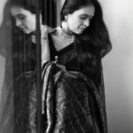 Aishwarya Narkar Instagram - ....... 📸❣️@ashayrtulalwar #aishwaryanarkar #monochromatic #sareestyling #fashionstyle #instafashion #instagram