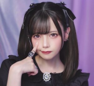 Akari Akase Instagram - この度、あかせがカラコンブランド『ハニーキス』のイメージモデルになりました~👀💫

めちゃ盛れる太フチとちゅるんっと可愛い発色で、
うるうるおめめになれちゃうカラコンです🫶🏻

これから新色もたくさん出るとの事ですのでお楽しみに
1枚目はちゅるんポップピンク
2枚目はちゅるんブルーを着用してます!
きゃわうるうるおめめになってるかな？૮ . ̫ . ა

ハニーキスはホテラバさんでGETできるので、 ぜひチェックしてみてください☑️✨️

ハニーキス公式通販サイト ホテラバ(@hotel_lovers.official)
#ハニーキス #HoneyKiss #カラコン #カラコン着画 #ホテラバ #ホテルラバーズ #PR