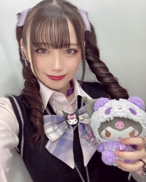 Akari Akase Instagram - 大好きなクロミちゃんに身を包んでた時のお写真~(՞_ ̫ _՞)💜

#あかせあかり 
#これは 
#ゲームセンター で
#ゲットした 
#かわいい 
#クロミちゃん 
#ゲーセン と #コロネツイン は #最近のマイブーム 
#紫 めずらし〜😃
