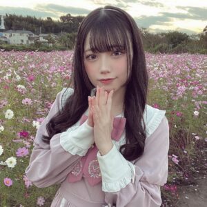 Akari Akase Instagram - 世界で1番お姫様👑？

#あかせあかり 
#コスモス畑 
#見てきた ✨

𝙵𝙰𝚂𝙷𝙸𝙾𝙽👗♡
ﾜﾝﾋﾟｰｽ.ﾌﾞﾛｰﾁ #amavel