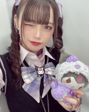 Akari Akase Instagram - 大好きなクロミちゃんに身を包んでた時のお写真~(՞_ ̫ _՞)💜

#あかせあかり 
#これは 
#ゲームセンター で
#ゲットした 
#かわいい 
#クロミちゃん 
#ゲーセン と #コロネツイン は #最近のマイブーム 
#紫 めずらし〜😃